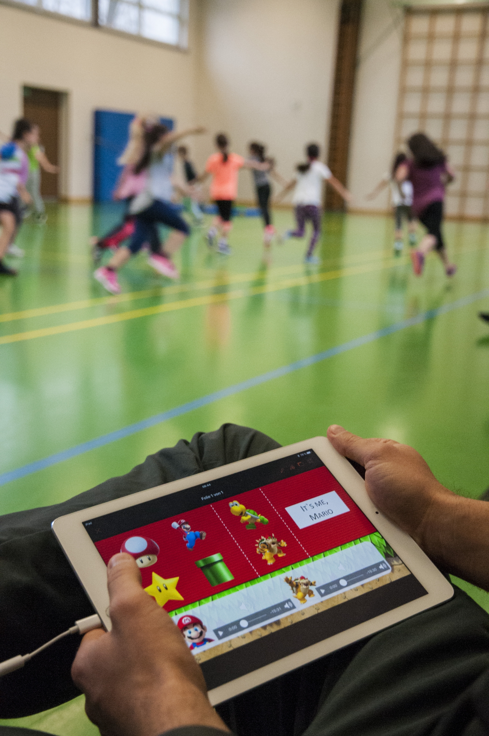 Projekt "Digitales Lernen Grundschule – Stuttgart/Ludwigsburg" (dileg-SL). Fotomotiv aus dem Teilprojekt "Gaming im Sportunterricht – virtuelle Bewegungsräume schaffen reale Bewegungsanlässe" (Foto: dileg-SL)